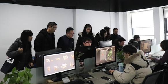 说明: 说明: F:\教科室\教科室文件\教师工作室资料\郑果名师工作室\2018年成果集资料\4.学习研修\2018.11.26到成都魔力集团调研3.jpg
