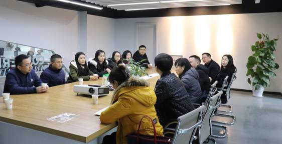 说明: 说明: F:\教科室\教科室文件\教师工作室资料\郑果名师工作室\2018年成果集资料\4.学习研修\2018.11.26到成都魔力集团调研1.jpg