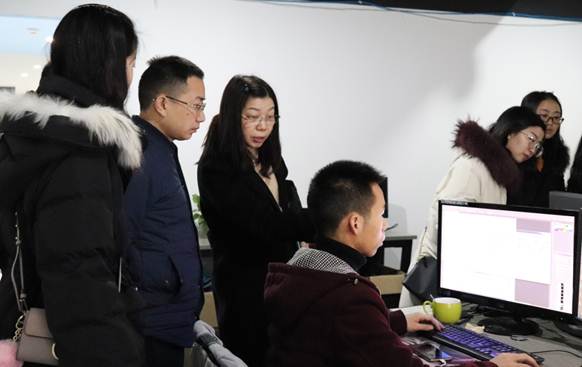 说明: 说明: F:\教科室\教科室文件\教师工作室资料\郑果名师工作室\2018年成果集资料\4.学习研修\2018.11.26到成都魔力集团调研2.jpg