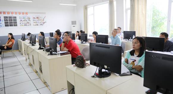 说明: 说明: F:\教科室\教科室文件\教师工作室资料\郑果名师工作室\2019照片\2019.6.25联合教研\ATQF3855.JPG