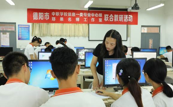 说明: 说明: F:\教科室\教科室文件\教师工作室资料\郑果名师工作室\2019照片\2019.6.25联合教研\059A0054.JPG