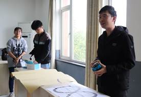 说明: 说明: F:\教科室\教科室文件\教师工作室资料\郑果名师工作室\2019照片\2019.10.16创客机器人培训\2019.10.16-8.JPG