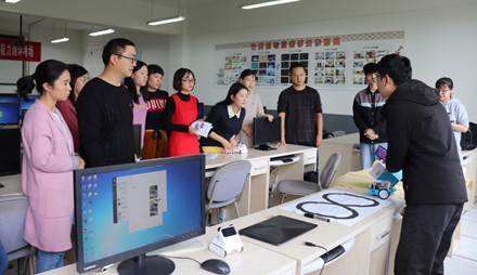 说明: 说明: F:\教科室\教科室文件\教师工作室资料\郑果名师工作室\2019照片\2019.10.16创客机器人培训\2019.10.16-1.JPG