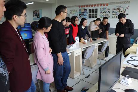 说明: 说明: F:\教科室\教科室文件\教师工作室资料\郑果名师工作室\2019照片\2019.10.16创客机器人培训\2019.10.16-6.JPG