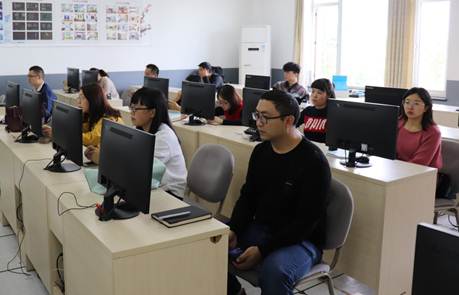 说明: 说明: F:\教科室\教科室文件\教师工作室资料\郑果名师工作室\2019照片\2019.10.16创客机器人培训\2019.10.16-7.JPG