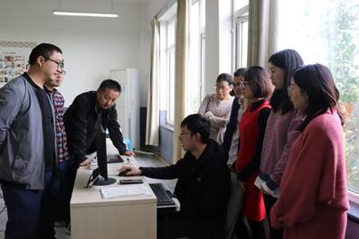 说明: 说明: F:\教科室\教科室文件\教师工作室资料\郑果名师工作室\2019照片\2019.10.16创客机器人培训\2019.10.16-3.JPG