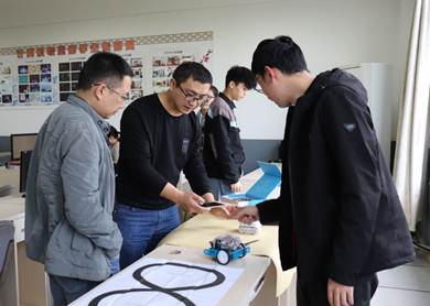 说明: 说明: F:\教科室\教科室文件\教师工作室资料\郑果名师工作室\2019照片\2019.10.16创客机器人培训\2019.10.16-5.JPG