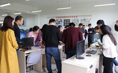 说明: 说明: F:\教科室\教科室文件\教师工作室资料\郑果名师工作室\2019照片\2019.10.16创客机器人培训\CHHP2793.JPG